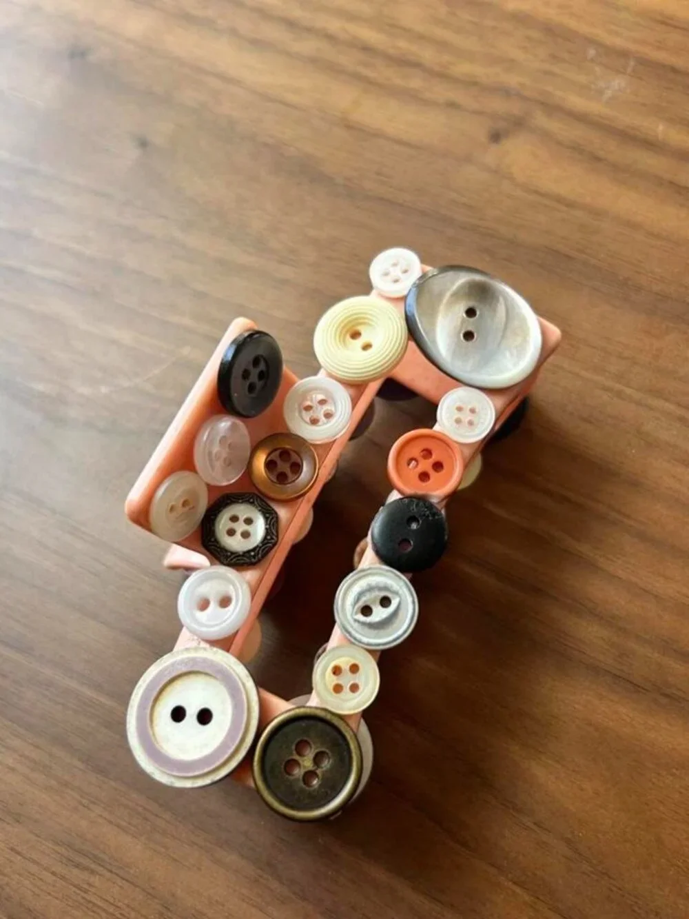 Claw clip with Multicolored buttons